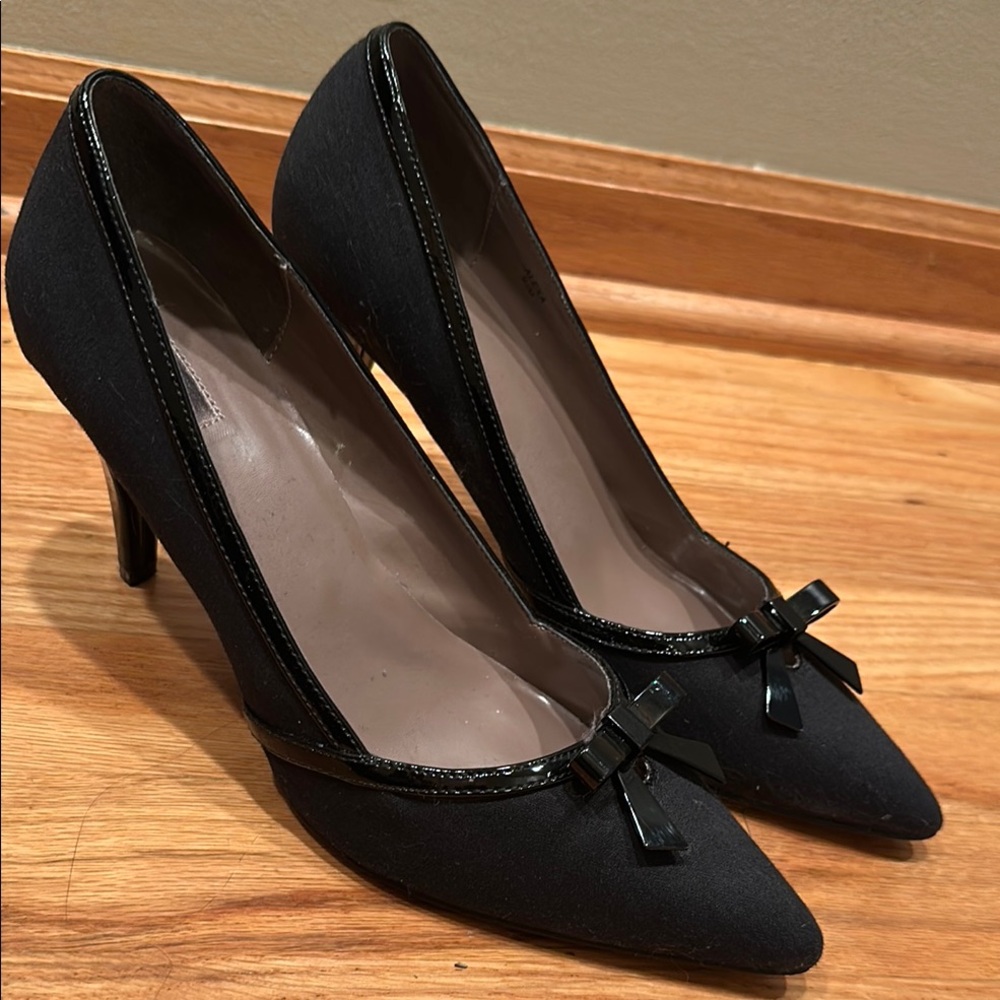 Tahari Alexa Black Heels with Metallic Bow & Patent Accent Women’s 9.5 Black